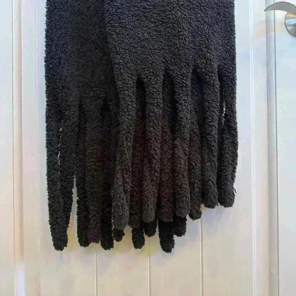 🌈 6/$60, Forever 21 Extra Long Scarf, Fluffy, Faux Shearling, Black, 100” - Picture 2 of 5